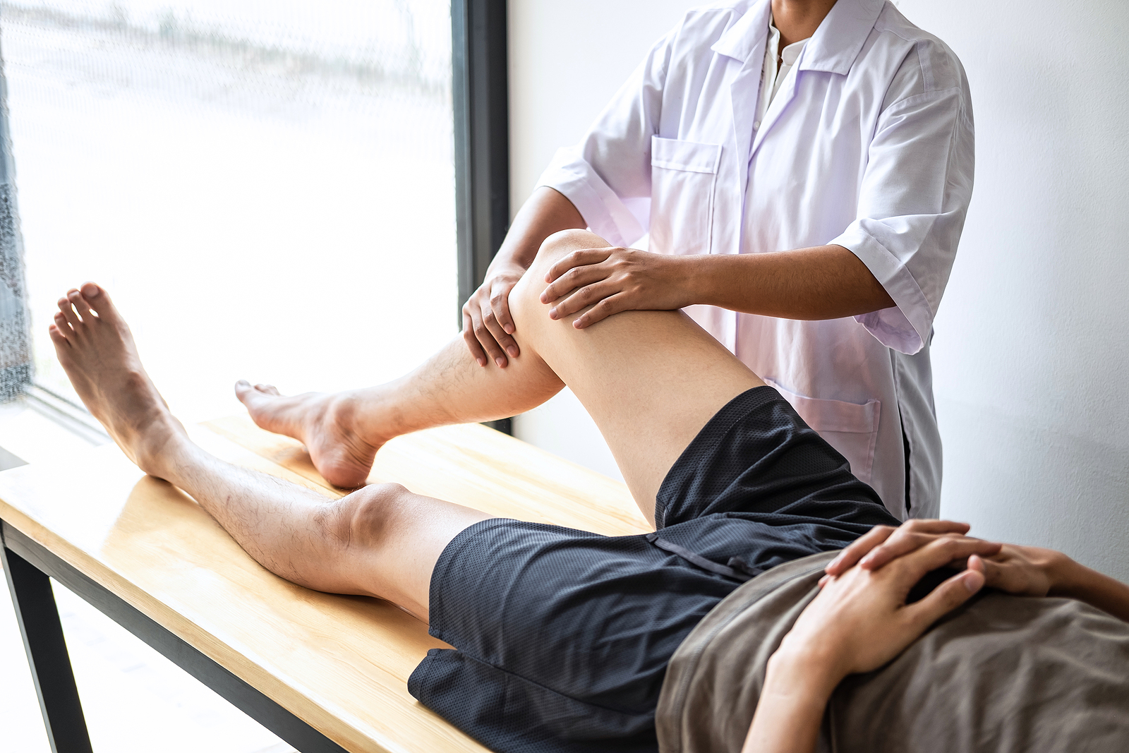 Physiotherapeut behandelt Patient