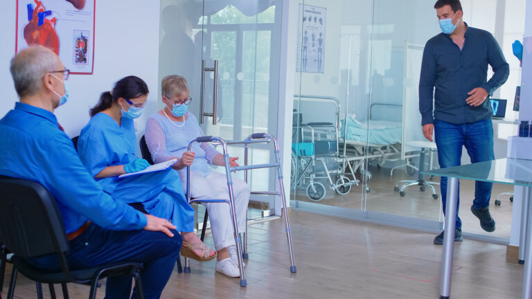 Patienten und Krankenschwester im Wartezimmer