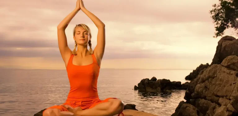 junge Frau beim Yoga am Meer